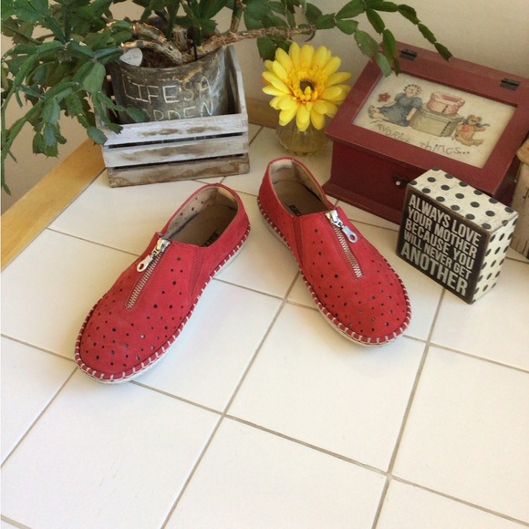 ‘Earth” Callisto Leather Slip-Ons - Picture 2 of 8